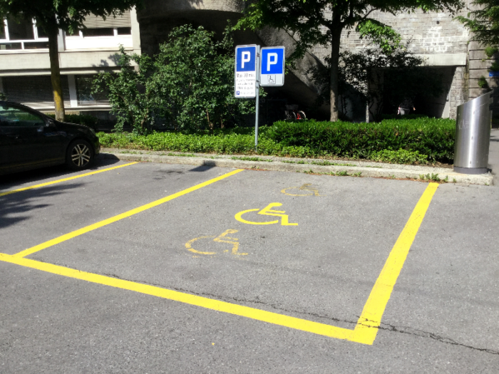 Place de parc adaptée devant l’hôtel de police