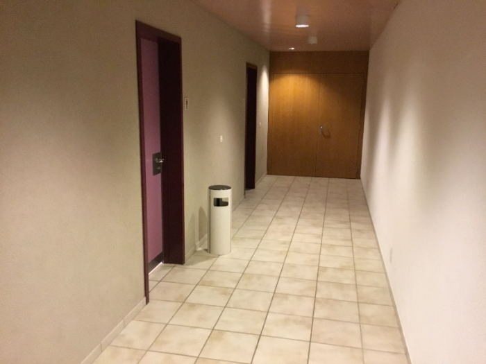 Le couloir qui mène aux WC