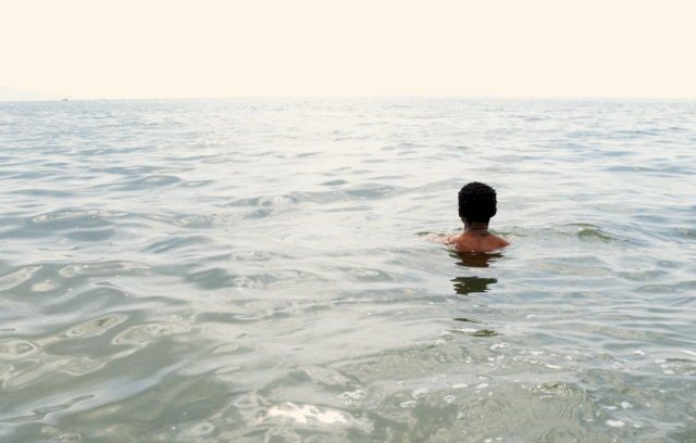 Sur l'image, on voit Faustin Linyekula se baigner dans la mer