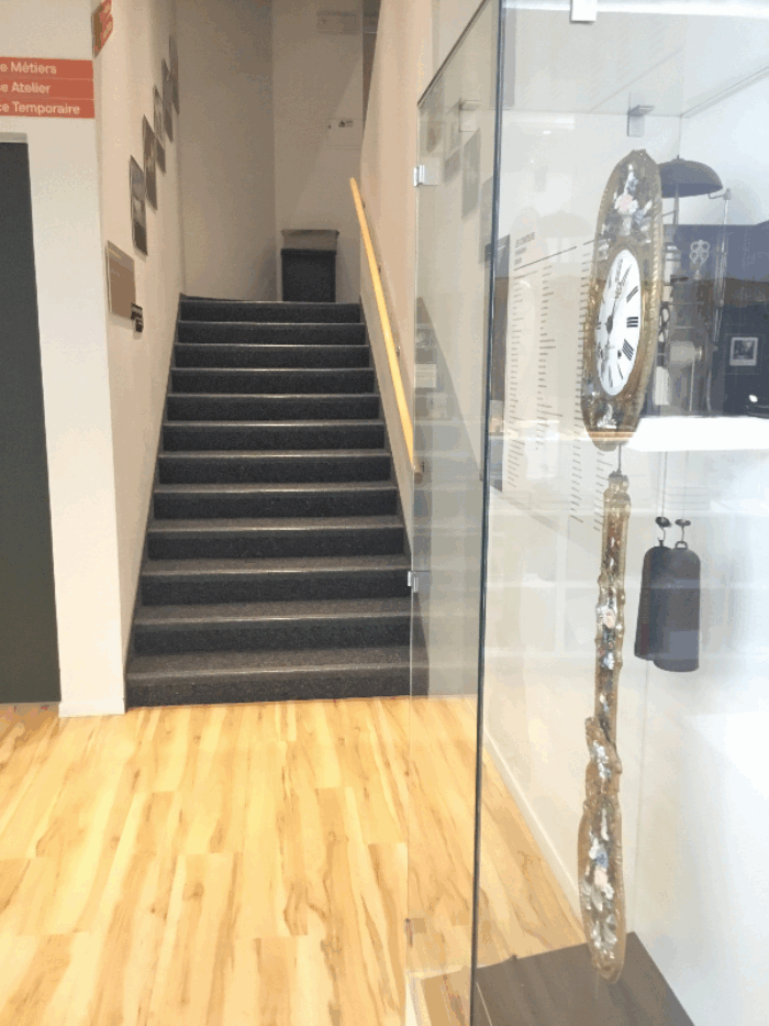 Escaliers pour l’accès au 2e étage.