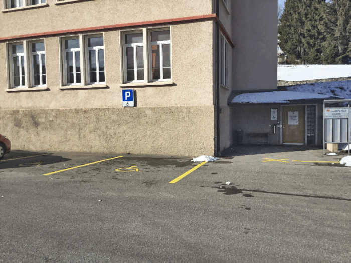 Place de parc adaptée, juste devant l’entrée inférieure