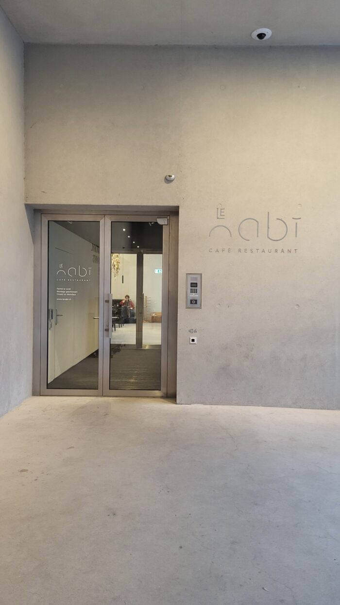 Porte d&rsquo;entrée du restaurant le Nabi au MCBA