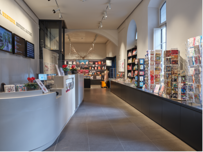 Accès à l’accueil du musée.