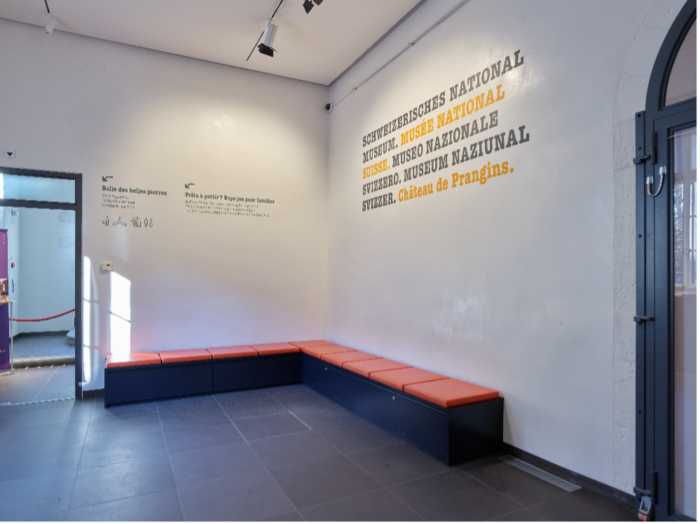 Espace d’accueil du musée et bancs pour s’asseoir.