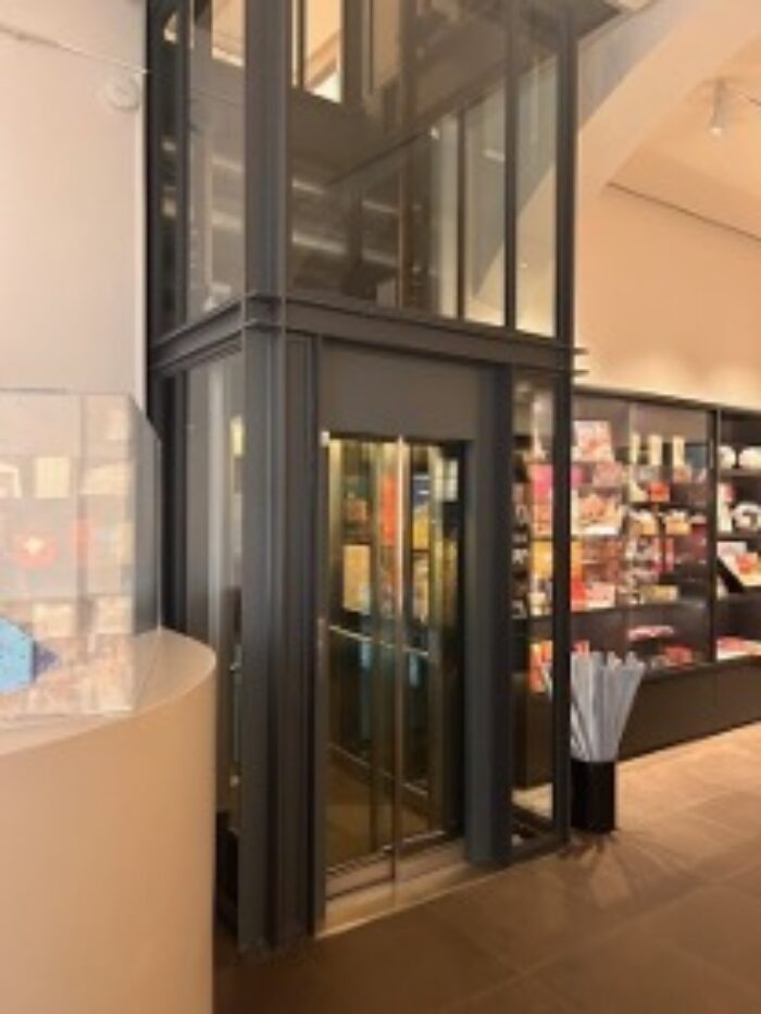 Accès à l’ascenseur.