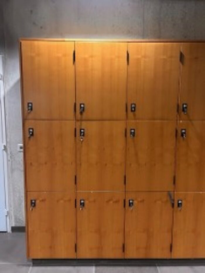Casiers au vestiaire.