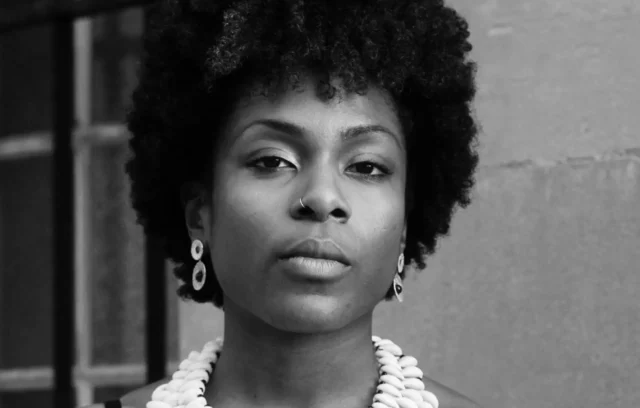 Sur la photo on voit Mamu Tshi, danseuse et chorégraphe de Krump. C'est elle qui va animer l'atelier de danse.