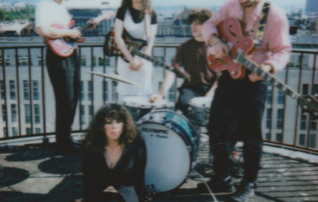 On voit les 5 musiciens et musiciennes de Barrio Colette. Iels portent leurs instruments de musique: des guitares, une basse et une batterie.