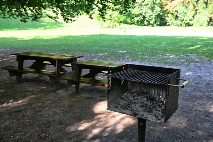 Les tables de pique-nique et un grill