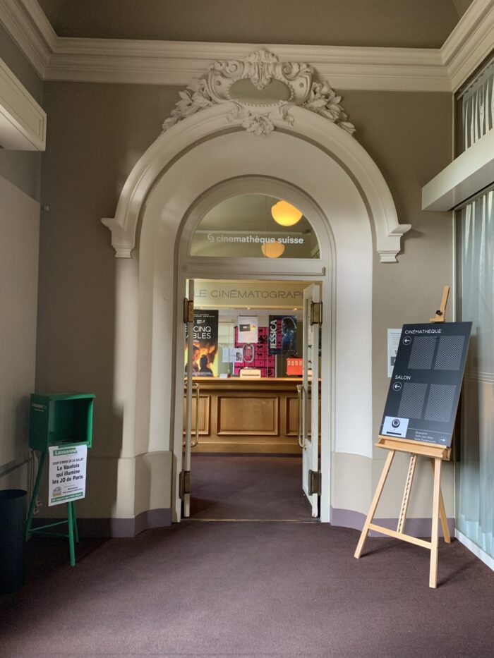 L’entrée et la vitrine du Cinématographe